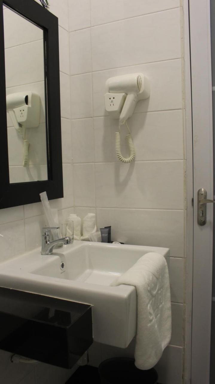 Serapi Hotel Kuching Bagian luar foto