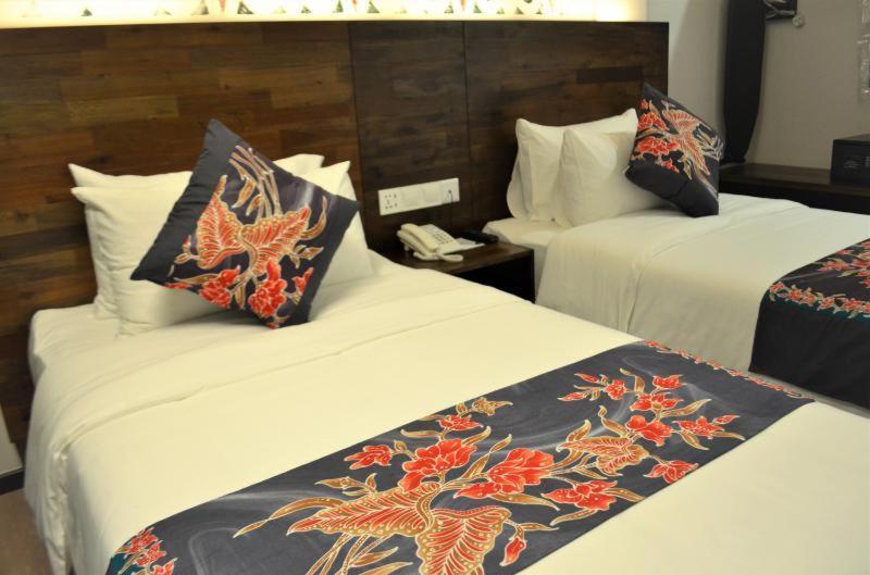 Serapi Hotel Kuching Bagian luar foto
