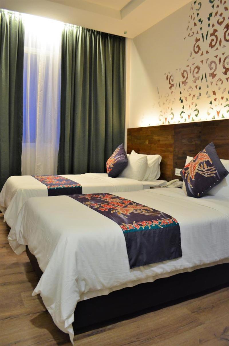 Serapi Hotel Kuching Bagian luar foto