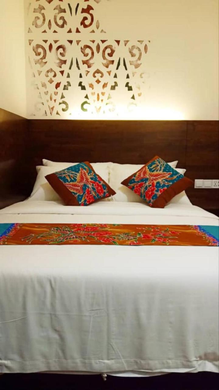Serapi Hotel Kuching Bagian luar foto