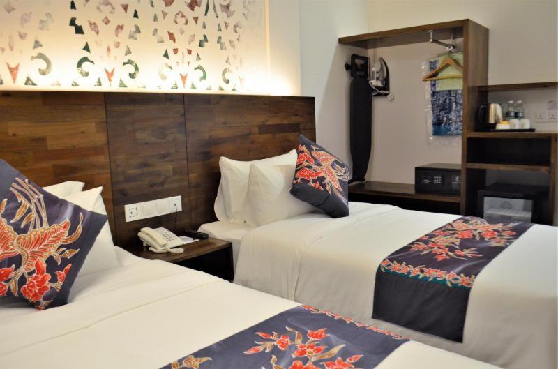 Serapi Hotel Kuching Bagian luar foto