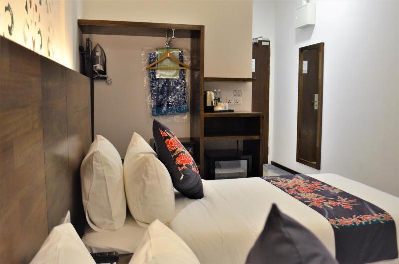 Serapi Hotel Kuching Bagian luar foto