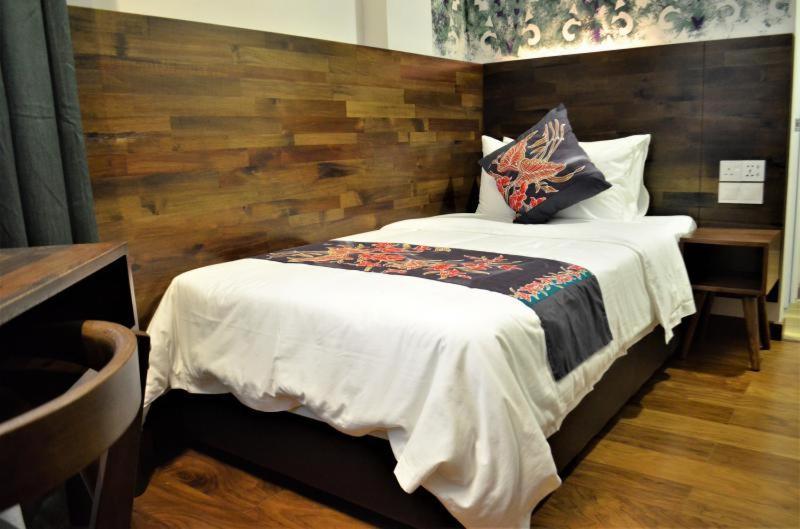 Serapi Hotel Kuching Bagian luar foto
