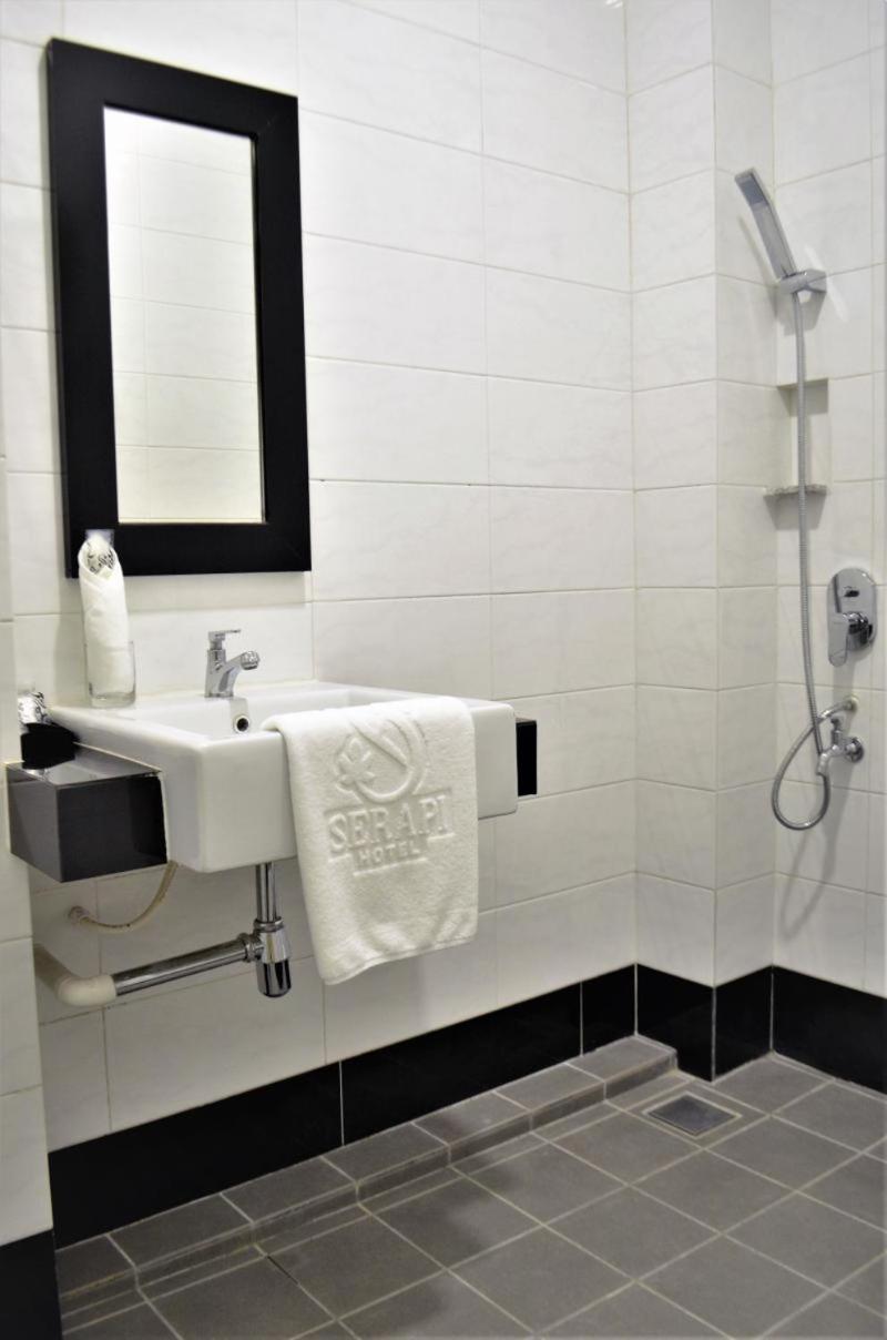 Serapi Hotel Kuching Bagian luar foto